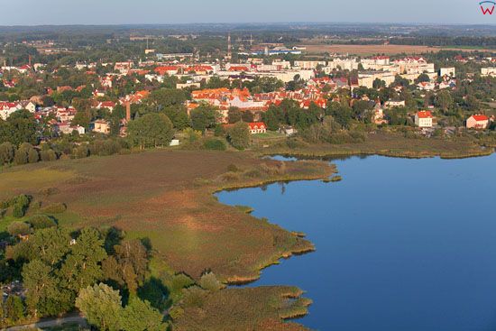 Panorama na Morag przez jezioro Trzesawisko. EU, Pl, warminsko - mazurskie. LOTNICZE.